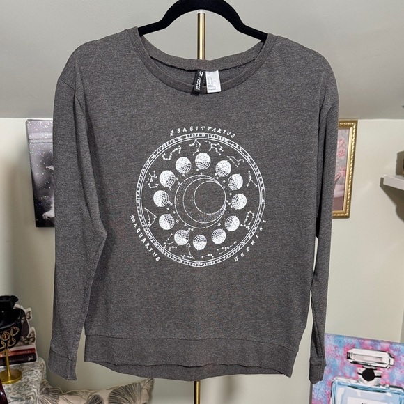 H&M Tops - EUC H&M Divided Dark Gray Long Sleeve Horoscope Tee Size S